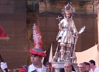 DENTRO IL FESTINO/L’annuncio in piazza e l’omaggio floreale dei Vigili del fuoco – VIDEO